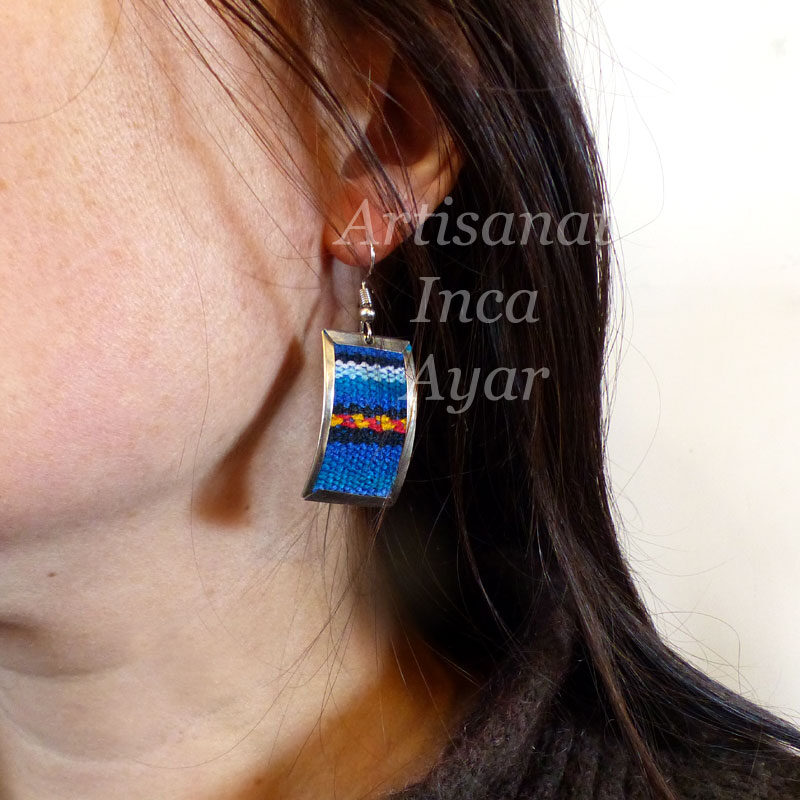 Boucles d'oreilles en métal et tissu péruvien bleu