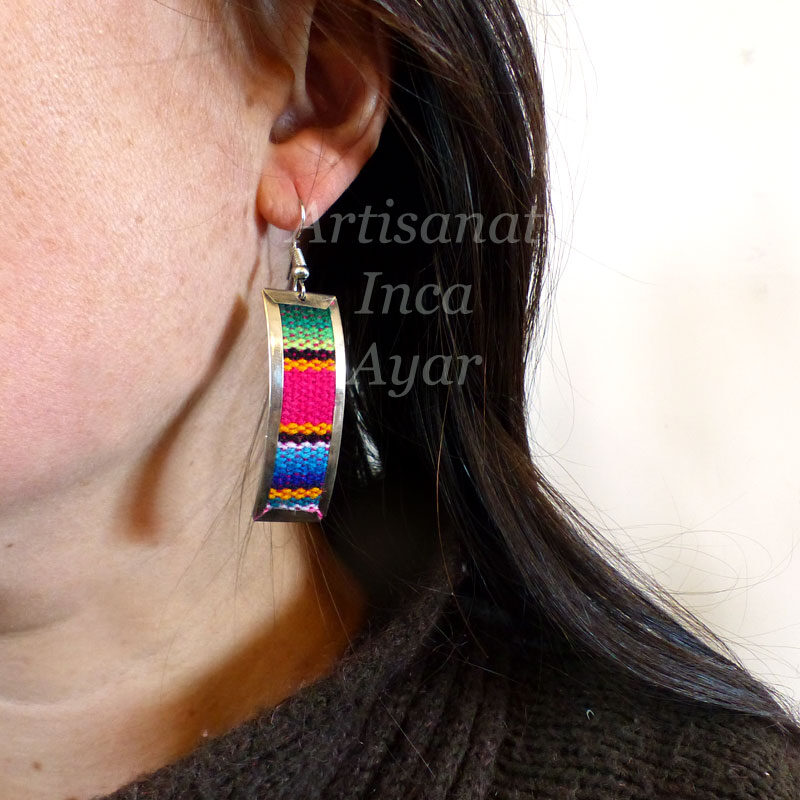 Boucles d'oreilles en métal et tissu péruvien multicolore