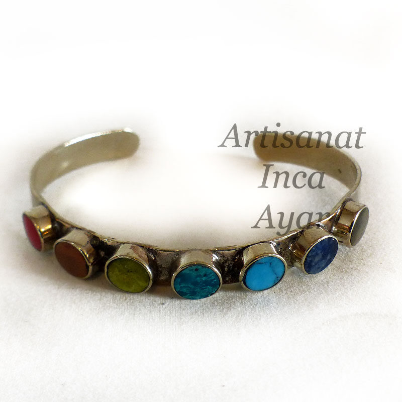 Bracelet en métal rigide et pierres couleurs des sept chakras.