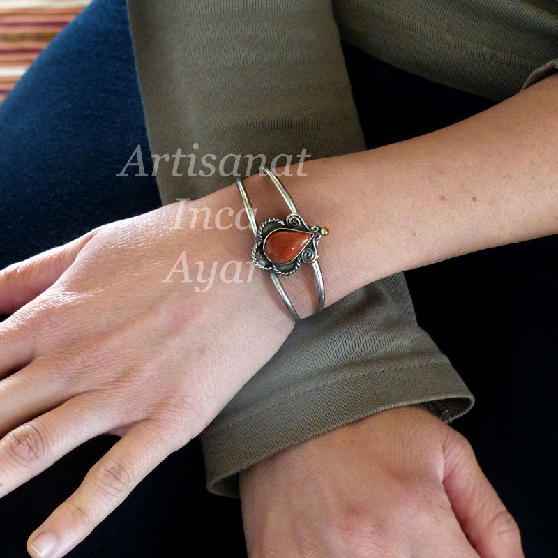 Bracelet en métal rigide orné d'une pierre de jaspe rouge