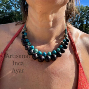 Collier double rangée de graines noires et teintées bleues