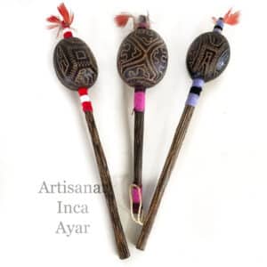 Maracas chamanique shipibo en graine et bois de chonta.