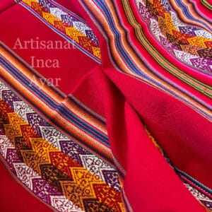 Tissu péruvien rouge et multicolore