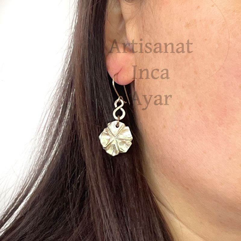 Petites boucles d'oreilles rondes en nacre sculptée