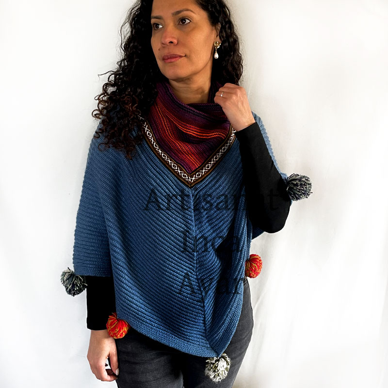 Poncho femme bleu avec pompons multicolores