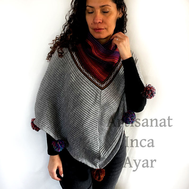 Poncho femme gris avec pompons multicolores