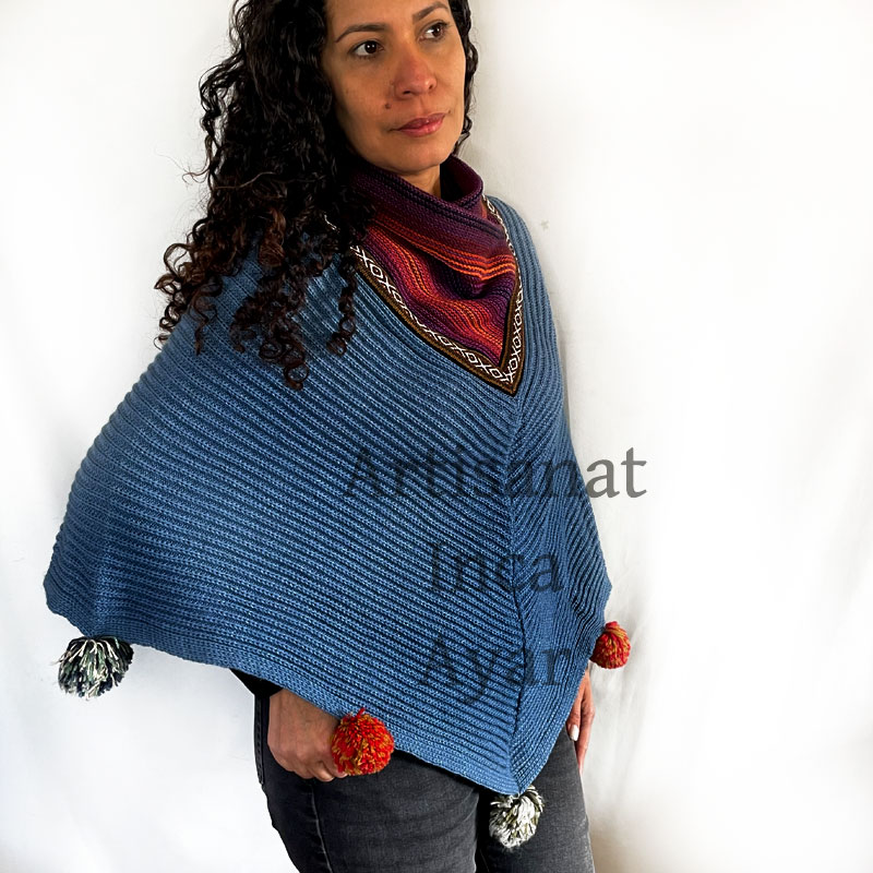 Poncho femme bleu avec pompons multicolores