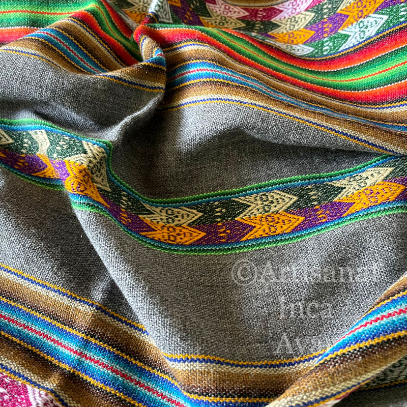 Tissu péruvien gris et multicolore